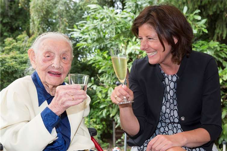 Charlotte Klamroth bekam anlässlich ihres 110. Geburtstag (2014) Besuch von Ministerpräsidentin Malu Dreyer. Foto: © Staatskanzlei RLP