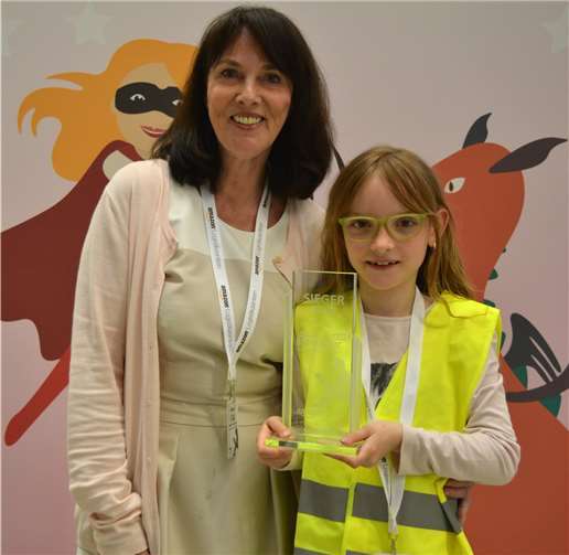 Charlotte Neises (re.) von der Gewinnerklasse nahm den „Kindle Storyteller Kids Award“ feierlich entgegen.