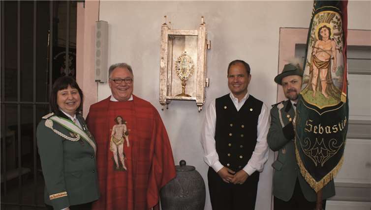 Charlotte Neuser (Brudermeisterin der St. Sebastianus Schützenbruderschaft) gemeinsam mit Pfarrer Thomas Gerber und Ortsbürgermeister Marco Seidl.