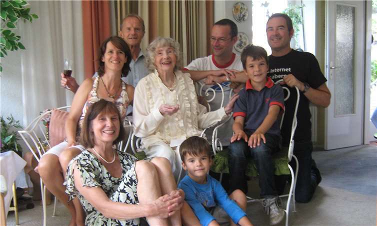 Charlotte Ribbentrop (Mitte) – gut gelaunt im Kreise der Familie anlässlich ihres 100. Geburtstages. Fotos: Archiv E. Daubenspeck