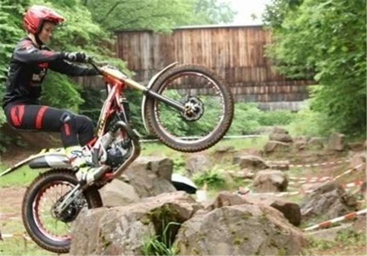 Charlotte Steffens beim Überwinden eines Hindernisses.Quelle: MSC Dreckenach