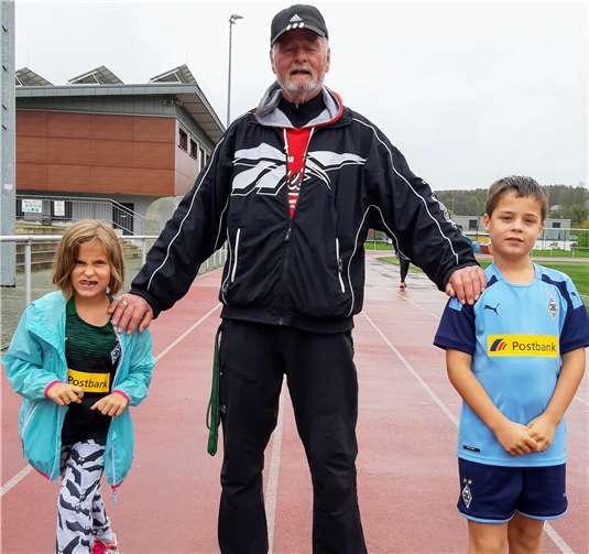 Charlotte und Henri mit ihrem sportlichen Vorbild, Opa Karl-Werner Kunz.Foto: Lauftreff Puderbach
