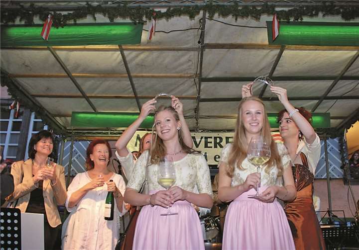 Charlotte und Isabel wurden von ihren Vorgängerinnen Alena und Jessi zur neuen Cochemer Weinkönigin und Weinprinzessin gekrönt.