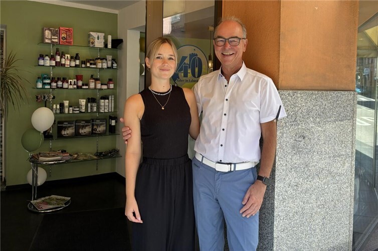 Charlotte und Michael Moritz, die Hairworld Moritz gemeinsam führen, freuen sich über das zum 40-jährigen Jubiläum überreichte Lahnstein-Label als Zeichen der Verbundenheit mit der Stadt. 