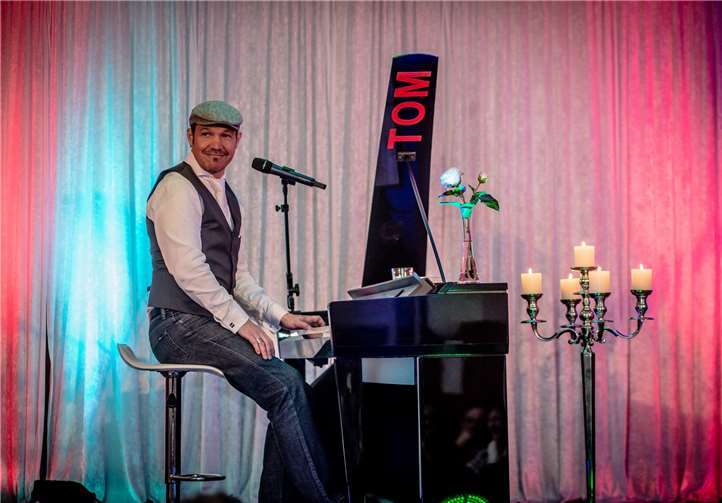 Charmant und stilvoll entführt Tom Alaska sein Publikum in die Welt des großartigen Chansonniers Udo Jürgens. privat