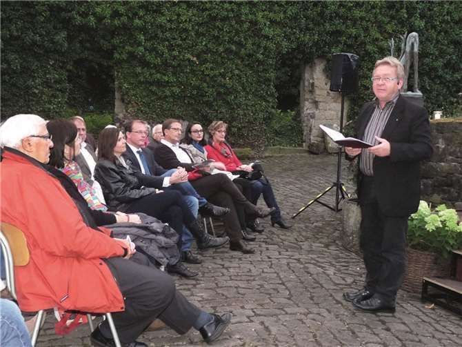 Charmant und von lyrischen Gedanken beflügelt, führte Pastor Ralf Birkenheier durch das Programm.