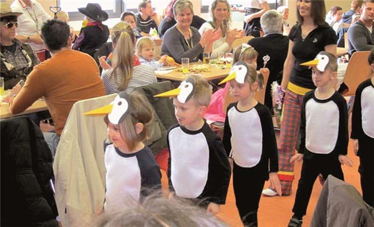 Charmante Pinguine der Kindertagesstätte „Pusteblume“ reisten nach Ockenfels ins Gemeindehaus. privat