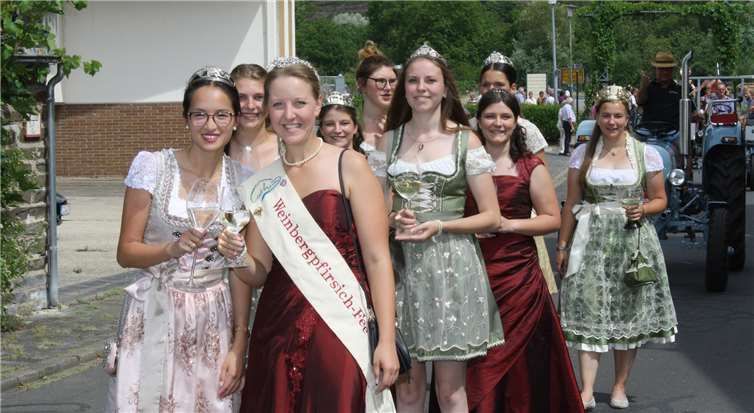 Charmante Weinmajestäten aus der Region machten in Poltersdorf gerne ihre Aufwartung.