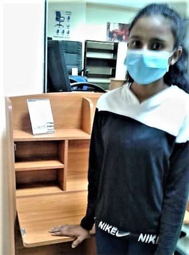 Chatumini freut sich über ihren neuen Schreibtisch samt Regal.