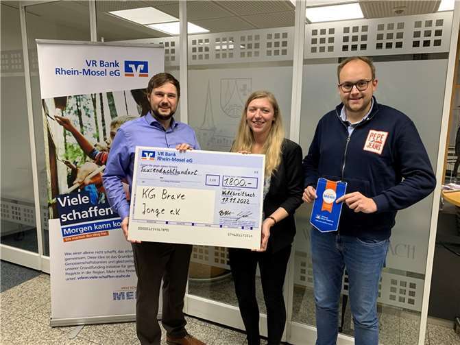 Checkübergabe der VR-Bank an die „KG Brave Jonge“, v.l. Sebastian Jacke (VR-Bank), Juliane Rams (1. Vorsitzende „KG Brave Jonge“) und Pierre Fischer (1. Kassierer „KG Brave Jonge“). Foto: privat