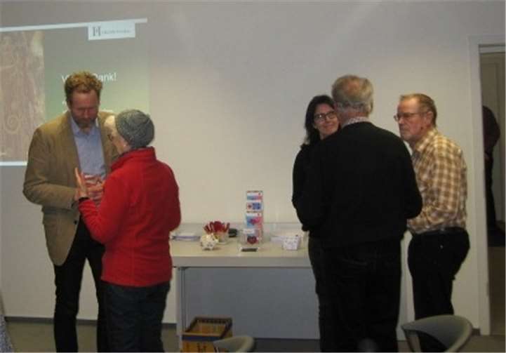 Chef-Hygieniker Christof Alefelder (l.) und und Isabella Fischel ( 3.v.r.) bei der praktischen Vorführung. SHG-privat