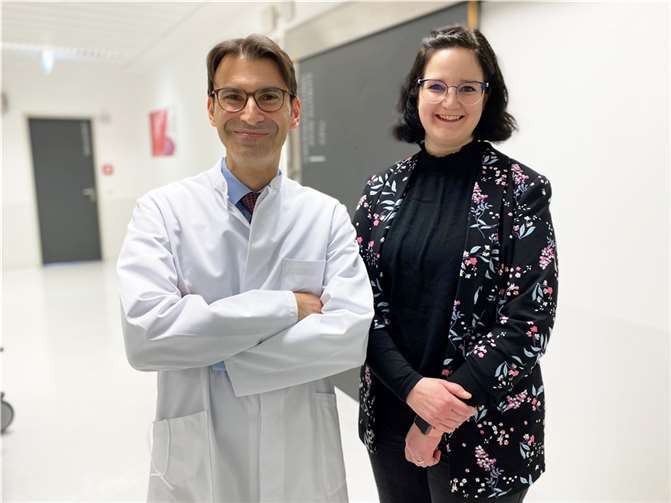 Chef-Kardiologe Dr. Theodoros Ballidis und Qualitätsmanagementbeauftragte Claudia Beetz freuen sich über die erfolgreiche Rezertifizierung der Chest Pain Unit am Krankenhaus Maria Hilf in Bad Neuenahr. Foto: Hannah Scosceria