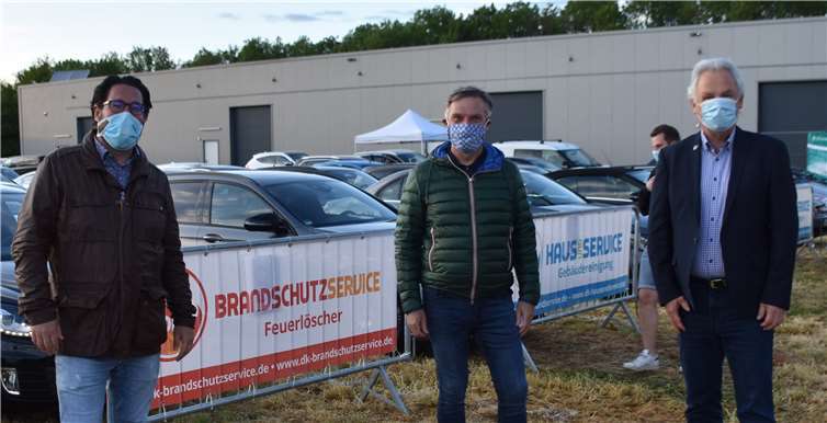 Chef-Organisator Oliver Wolf, Burchhard Kraus von der Raiffeisenbank Rheinbach und Bürgermeister Stefan Raetz freuten sich über die große Resonanz am ersten Abend.