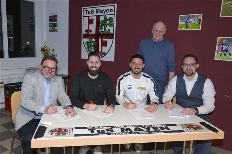Chef-Trainer Marc Steil und Co-Trainer Mirco Panzetta haben ihre Verträge beim TuS Mayen für die Saison 2025/26 verlängert. Foto: Peter Seydel