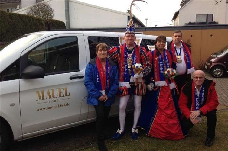 Chefadjutantin Roswitha Born, Prinz Jürgen I., Prinzessin Claudia I. , Fahrer Wilhelm Goussanthier, Adjutant Heinz Born (v. li.) freuen sich über den praktischen Bus.Privat