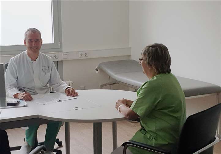 Chefarzt Dipl.-Med. Ralf Terczki in einem der neuen Untersuchungszimmer der Anästhesie-Ambulanz.Foto: St. Elisabeth Krankenhaus Lahnstein