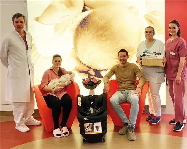 Chefarzt Dr. Andreas Thomas (links) gratuliert den jungen Eltern, ebenso wie Kinderkrankenschwester Katrin Peschke und Hebamme Elena Sophia Reuter (rechts).  Foto: St. Nikolaus-Stiftshospital/ Nele Klöckner