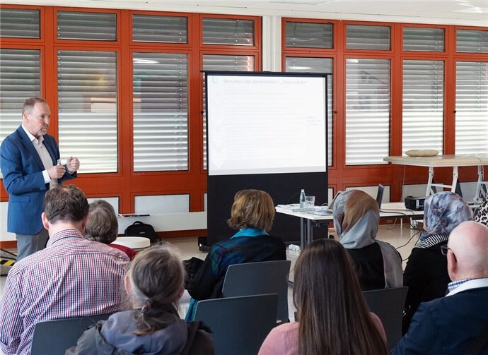 Chefarzt Dr. Christian Bamberg (links, stehend) informierte ausführlich über das Thema Schlaganfall und beantwortete im Anschluss zahlreiche Fragen aus dem interessierten Publikum.  Foto: Landeskrankenhaus / Pape