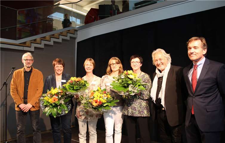 Chefarzt Dr. Christian-René de Mas und Kabarettist Konrad Beikircher mit dem Diabetes-Team der Klinik für Innere Medizin-Gastroenterologie des Marienhaus-Klinikums.privat