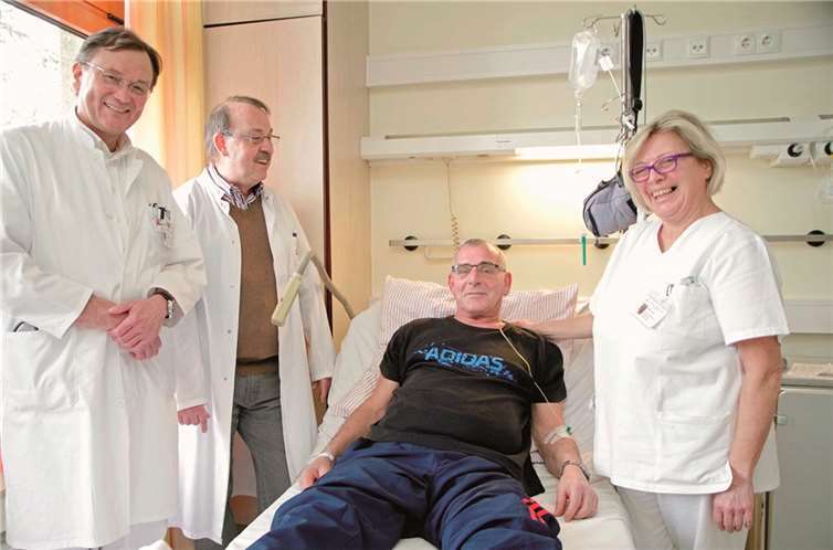 Chefarzt Dr. Klaus Friedhoff (li.) und Stationsleiterin Rita Knott gemeinsam mit Hausarzt Dr. Rainer Nuppeney bei der Visite seines Patienten Dieter Laux.privat