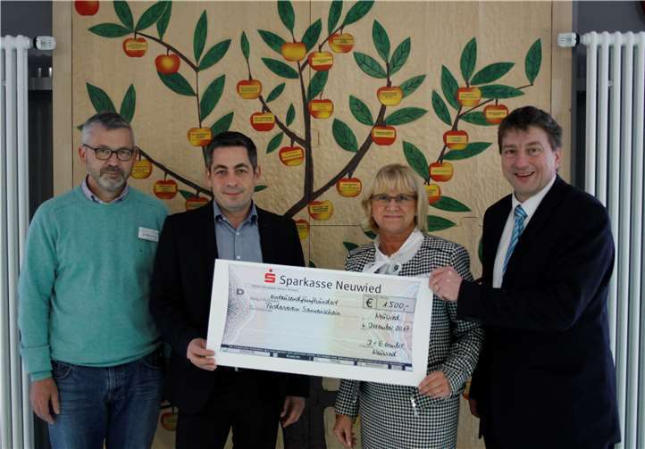 Chefarzt Dr. Michael Ehlen, D+E-Geschäftsleiter Carsten Dillenberger mit den Sonnenschein-Vorstandsmitgliedern Ulrike Börder-Sauerbrei und Dr. Marc Bohr bei der Spendenübergabe.privat