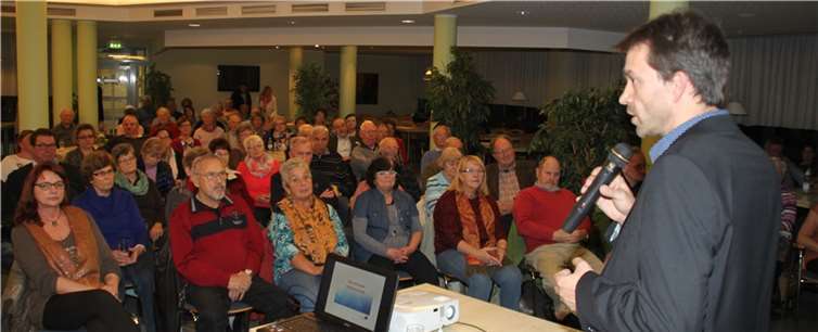 Chefarzt Dr. Ralph Rüdelstein moderierte die gut besuchte Herz-Veranstaltung. privat