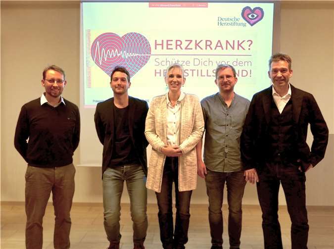 Chefarzt Dr. Ralph Rüdelstein und Team informierten rund um das Thema Herzstillstand (v.l.n.r.): Gerhard Kilian, Dr. Benedikt Bininda, Dr. Leilani Sell, Dr. Martin Rosenthal, Dr. Ralph Rüdelstein. Foto: St. Nikolaus-Stiftshospital/Petra Dettmer