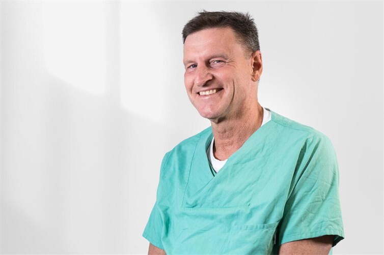 Chefarzt Dr. Thorsten Luecke nimmt sich im Anschluss an seinen Vortrag Zeit für die individuellen Fragen aus dem Publikum