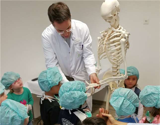 Chefarzt Dr. med. Holger-Carsten Eberle erzählt den Kindern der Turmgruppe, wie das menschliche Skelett aufgebaut ist. Paracelsus-Klinik Bad Ems