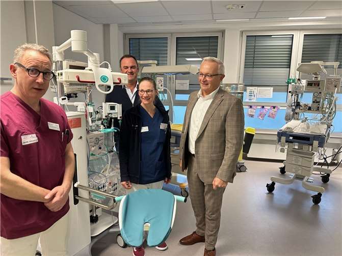Chefarzt Dr. med. Kai Zbieranek, der Kaufmännische Direktor des St. Elisabeth-Klinikums, Günter Iking und Chefärztin Dr. med. K. Louise Kastor (von links) gaben Landrat Achim Hallerbach einen Einblick in das Perinatal-Kompetenzzentrum.  Foto: Thomas Herschbach