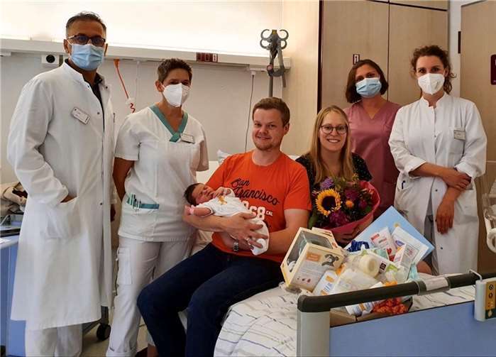 Chefarzt Ilhan Saka, Kinderkrankenschwester Andrea Zerwas, Mantas Anastinaitis mit Paula, Janina Anastinaitis, Hebamme Melanie Geilen und Oberärztin Dr. Jennifer Anheier freuen sich gemeinsam über die Geburt von Baby Paula. Foto: St. Nikolaus-Stiftshospital GmbH