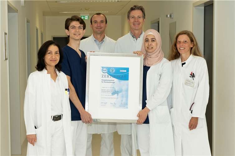 Chefarzt Prof. Dr. Klaus Prenzel (4. v.l.) und sein Team der Allgemein- und Viszeralchirurgie am Krankenhaus Maria Hilf in Bad Neuenahr freuen sich über die Auszeichnung zum „Kompetenzzentrum für Hernienchirurgie“. Foto: privat