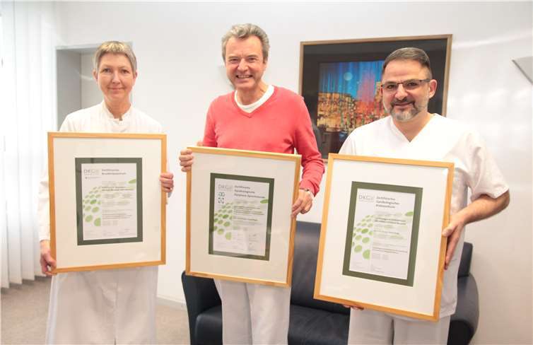 Chefarzt Prof. Dr. Richard Berger (Mitte) und die Oberärzte Dr. Maria Theresia Greve und Mehmet Yigit mit den Zertifikaten. Foto: hf