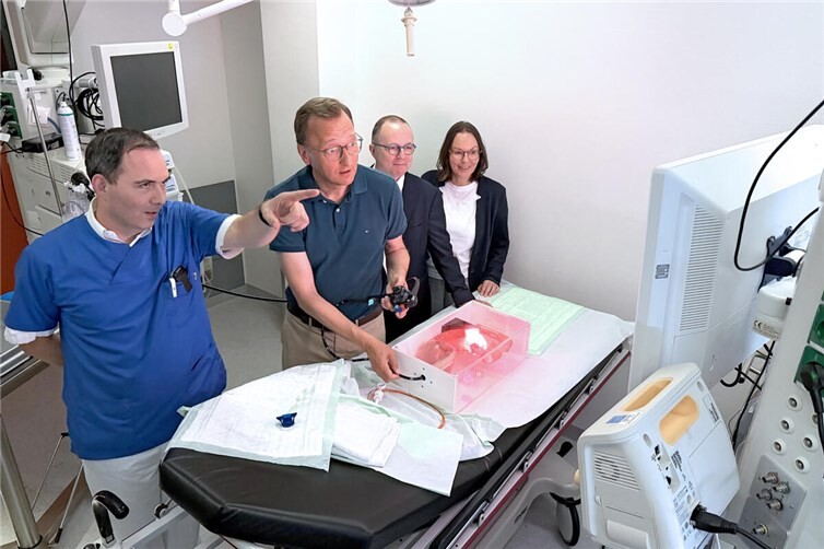 Chefarzt Prof. Dr. med Kilian Weigand (links) demonstriert MdB Josef Oster (2. von links), was die moderne Endoskopie im Kemperhof unter anderem bei der Versorgung von Krebspatienten im zertifizierten Onkologischen Zentrum Koblenz Mittelrhein leistet.