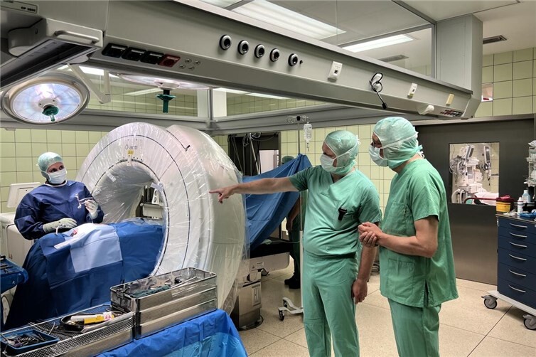 Chefarzt Prof. Dr. med Konrad Schütze (2. von rechts) gewährt MdB Josef Oster (rechts) spannende Einblicke in das Leistungsspektrum der modernen Orthopädie und Unfallchirurgie im Ev. Stift St. Martin.
