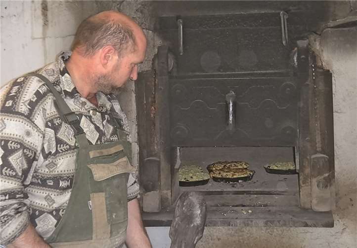 Chefbäcker Hans Schabo mit kritischem Blick für die letzten Köstlichkeiten im Steinbackofen. Privat