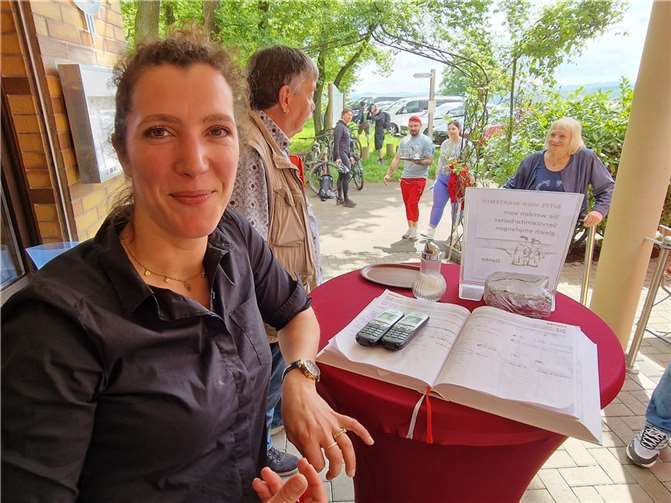 Restaurant Bergesruh auf der Erpeler Ley ist besonders lohnenswert Chefin Raquel Rodriguez begrüßt die Gäste auf der Terrasse