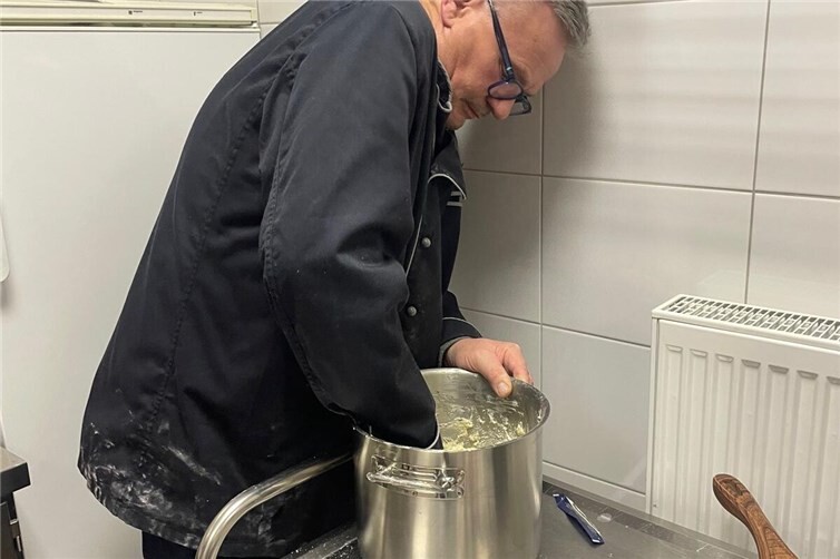 Chefkoch Heinz bei der Arbeit