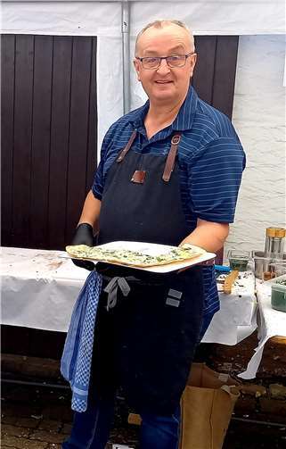 Chefkoch Ortsbürgermeister Matthias Dahmen.