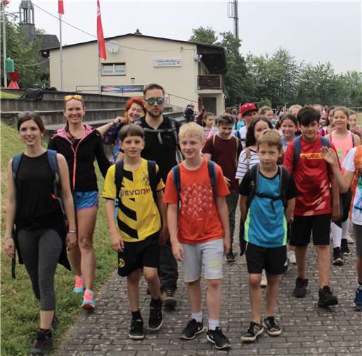CheforganisatorinJennifer Lehmler undEdith Wingenfeld begleiteten die Linz-Wandergruppe auf den ersten Metern. DL