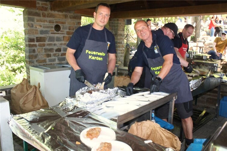 Chefportionierer Tobi (li.) und sein Spannmann Peter zeichneten für die Ausgabe der leckeren Bratenscheiben verantwortlich.