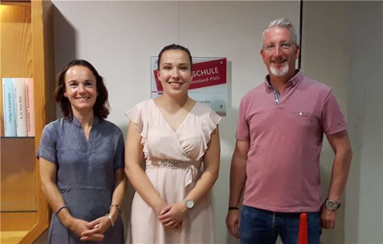 Chefredakteurin Anna Friedrich (mi.) freut sich mit Cornelia Stützle und Christoph Spitzner über die mögliche Spende für Schulbibliothek und Förderverein. Foto: privat