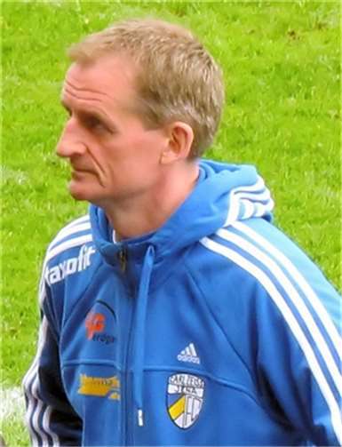 Cheftrainer Petrik Sander und die TuS Koblenz setzen ihre erfolgreiche Zusammenarbeit fort. Foto: J2w/wikimedia.org