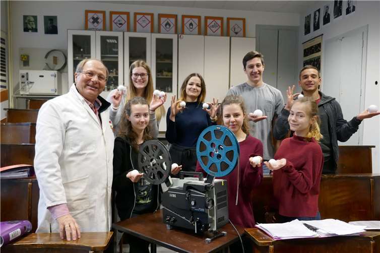 Chemielehrer Hansjörg Schütz überraschten Anne-Marie Bleser, Hannah Erdmann, Yvonne Viorica, Vanessa Kasto, Niklas Brathuhn, Jessica Weckerle und Imad Chawki (v. li.) mit ihren „Ostereiern“.Foto: privat