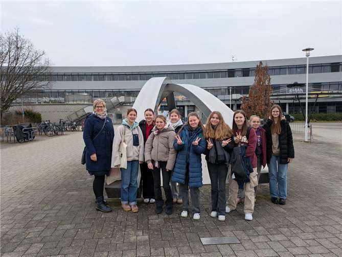 Chemielehrerin Nadine Böhm und das Team.  Foto: SMS