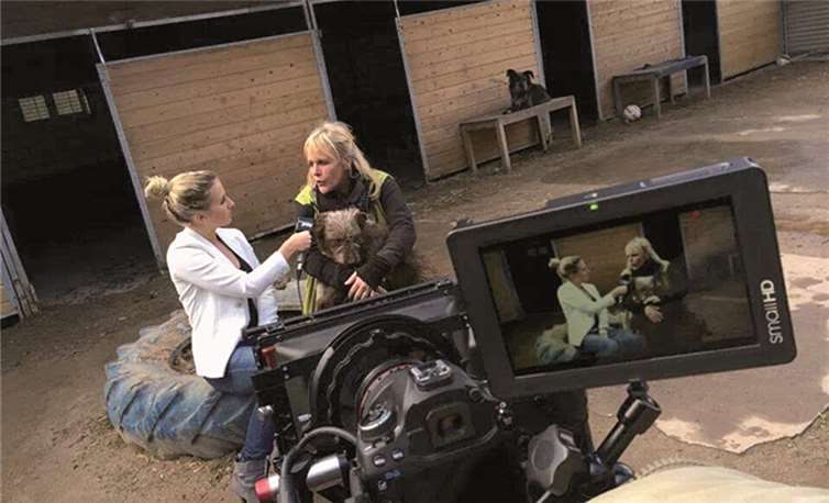 Chiara Bartsch (l.) interviewte die Tierheimleiterin Kirstin Höfer. privat