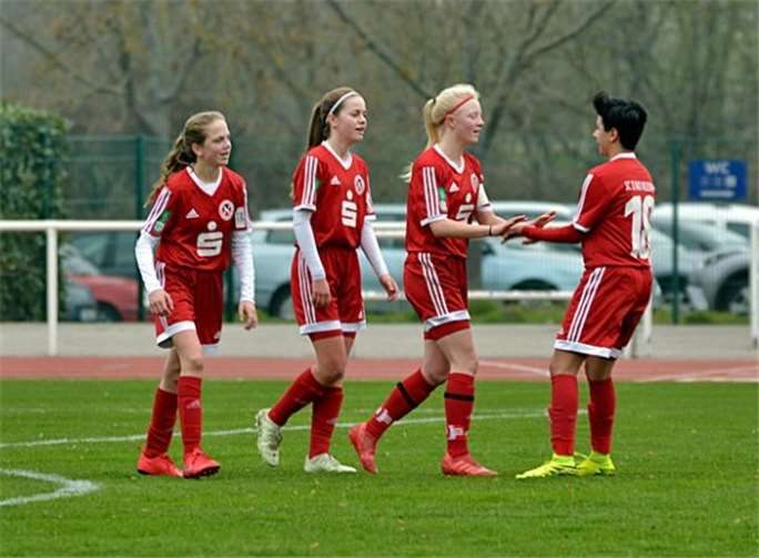 Chiara Bücher (Mitte), wird von ihren Kolleginnen beglückwünscht.Foto: : Andreas Urban