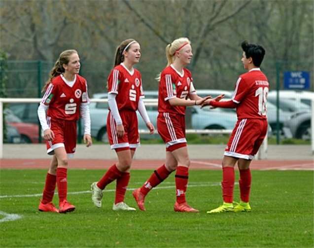 Chiara Bücher (Mitte), wird von ihren Kolleginnen beglückwünscht. Foto: Andreas Urban