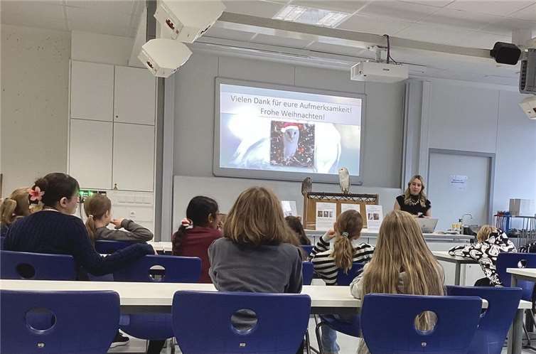 Chiara Klöppel von der Falknerei „FederReich“ in Mendig besuchte die Schule und brachte zwei Eulen mit - die Schleiereule Arjuna und die Weißgesichtseule Frida. Foto: privat