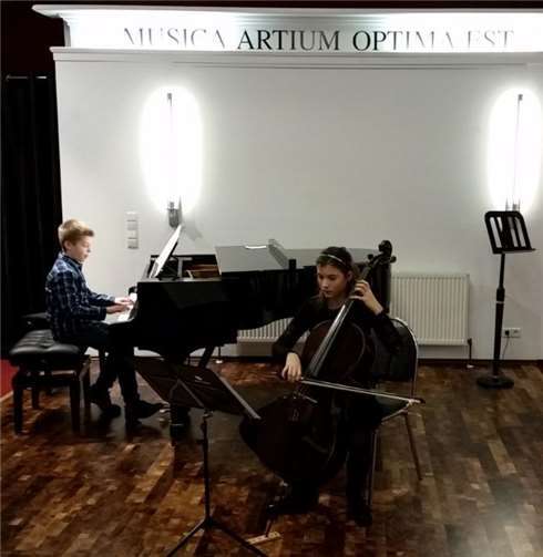 Chiara Osterholz und Jakob Weiler als Violoncello-Klavier-Duo.KMS